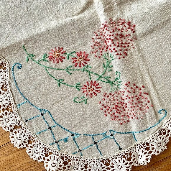 Linen Floral & Cotton Lace Tablecloth - Picture 2 of 4